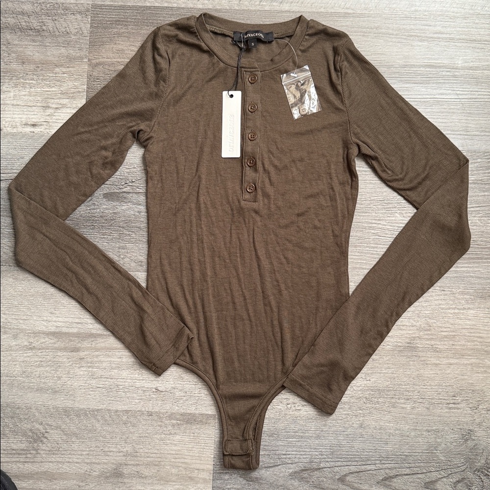 NWT’S OLIVACEOUS RIBBED HENLEY BUTTON BODYSUIT!  SIZE SMALL!